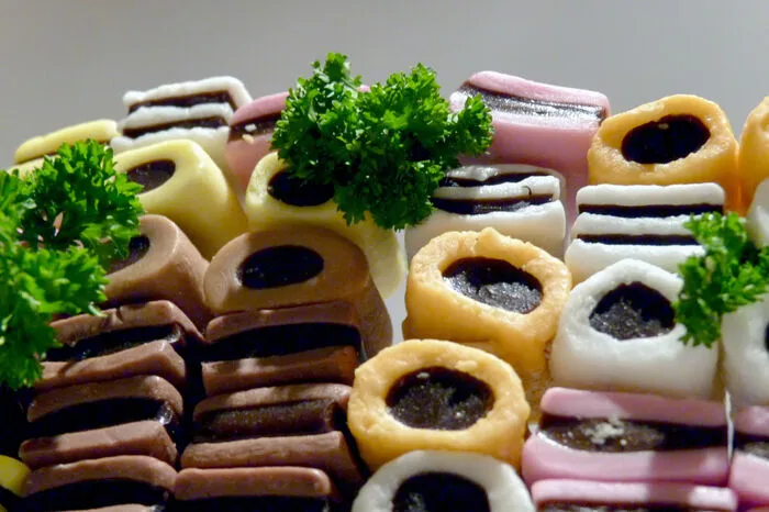 Hier wurde mit Lakritz-Fruchtgummi und Petersilie gebaut. Zur Lösung des Rätsels einfach weiterklicken...