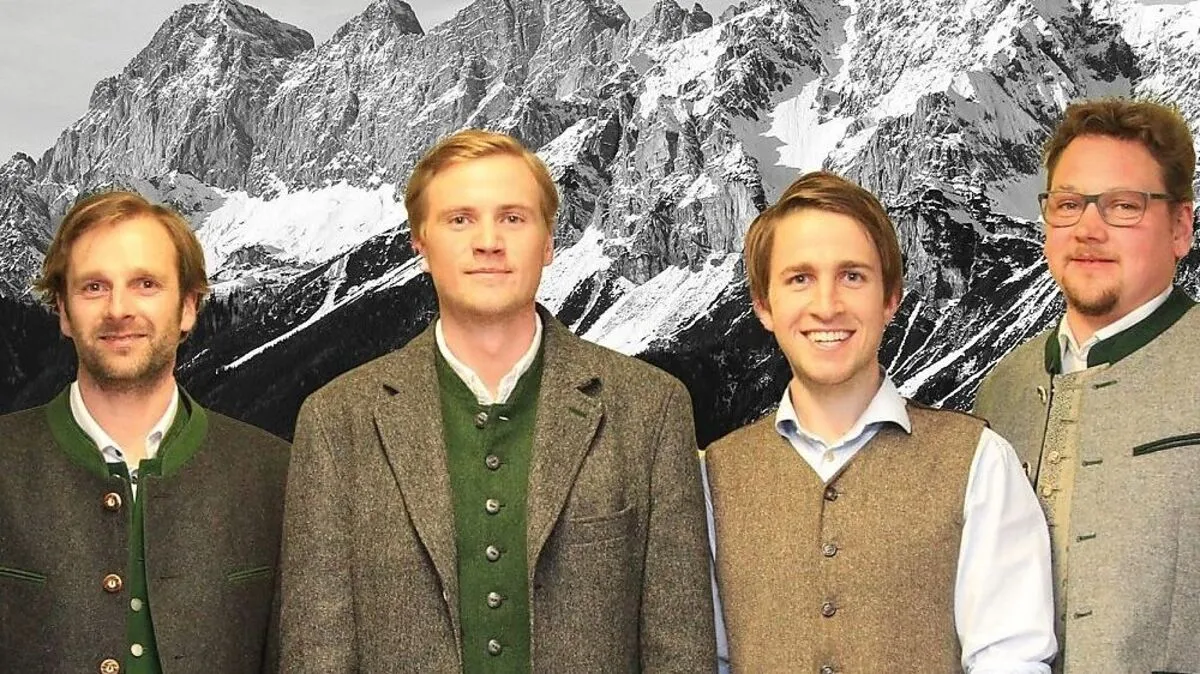 Brandstätter (Mitte) geht für die Neos in der Ramsau in die Wahl 