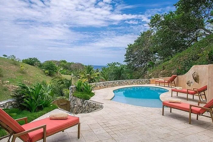 Bis zu zwölf Personen können im Haus übernachten, wobei in einem separaten Gästehaus drei weitere Urlauber untergebracht werden können. Auf dem Grundstück befindet sich ein Pool und zwei Tandem-Kayaks können kostenlos genutzt werden.