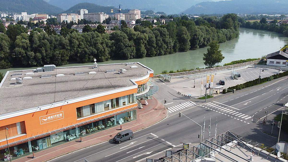 Das gesamte Areal von Betten Reiter in der Ludwig-Walter-Straße bietet uneingeschränkten Blick auf die Drau