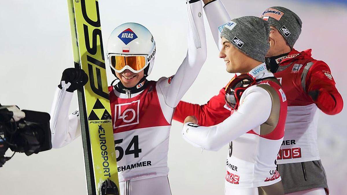 Kamil Stoch (links) wurde Erster, Maciej Kot (Mitte) holte Rang zwei