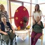 Pflegedienstleitung Elvira Widrich-Dertnig mit Bewohnerin Ottilie Kopeinig (links) und Sozialbetreuerin Esma Begić mit Bewohnerin Maria Durchschlag (rechts) im SHV-Seniorenzentrum Völkermarkt