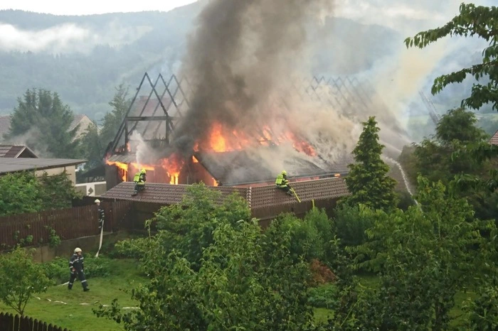Die Flammen schlugen meterhoch aus dem Dachstuhl.