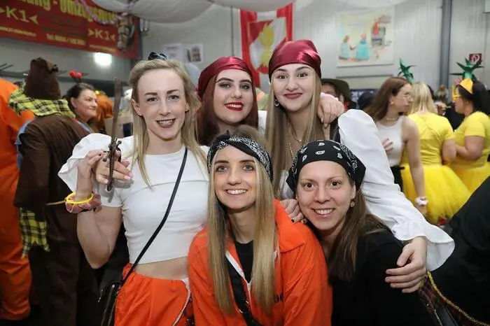 Höhepunkte waren der alljährliche Glückshafen, die mit Spannung erwartete große Demaskierung sowie die traditionelle Maskenprämierung für die einfallsreichsten und aufwendigsten Verkleidungen