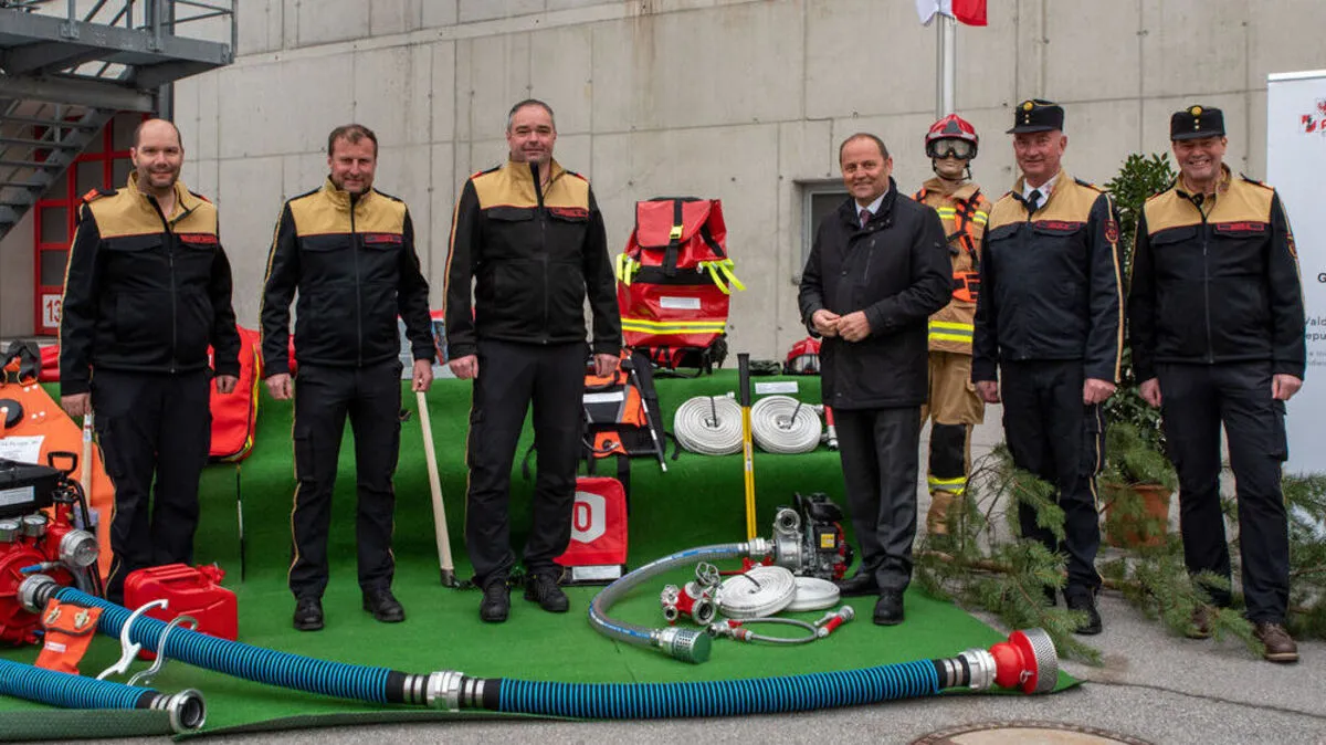 Übergabe der Spezialausrüstung an die Feuerwehr-Vertreter des Bezirks Lienz