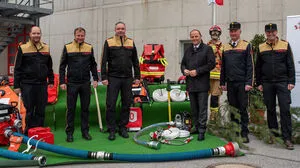 Übergabe der Spezialausrüstung an die Feuerwehr-Vertreter des Bezirks Lienz