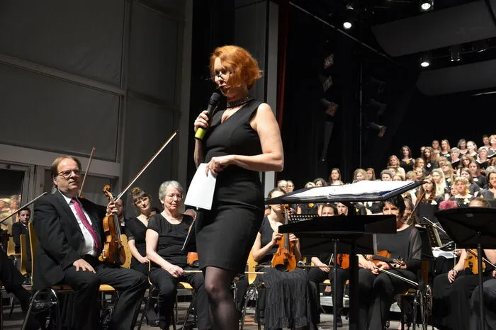 Ulla Pilz, bekannt aus Fernsehen und Radio, führte durch den Konzertabend.