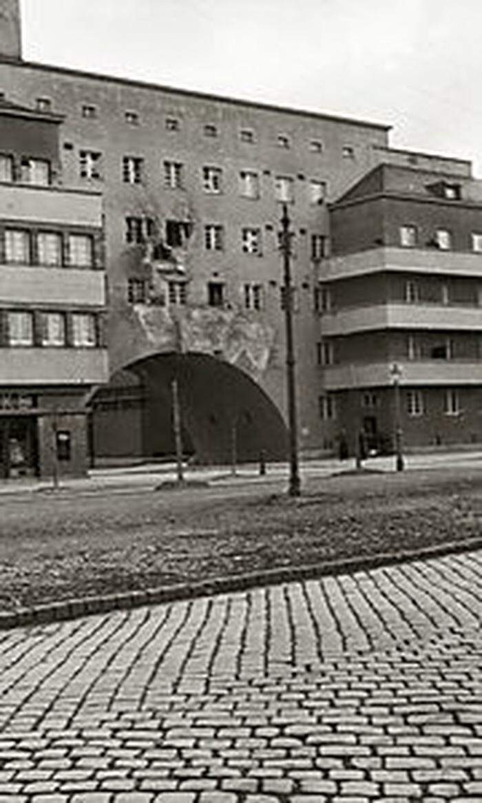 Schutzbündler verschanzten sich im festungsartig errichteten Wiener Gemeindebau Karl-Marx-Hof, den das Bundesheer unter Feuer nahm