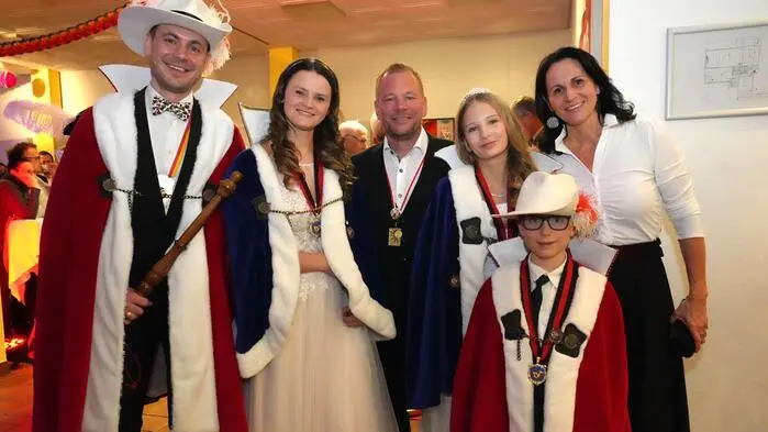 Die Regenten des Faschings begrüßten die Gäste: Prinz Roman Siller, Prinzessin Jennifer Eigner-Haas, Robert Ebner, Jana-Maria Ebner, Sebastian Schönfelder und Michaela Ebner-Haas