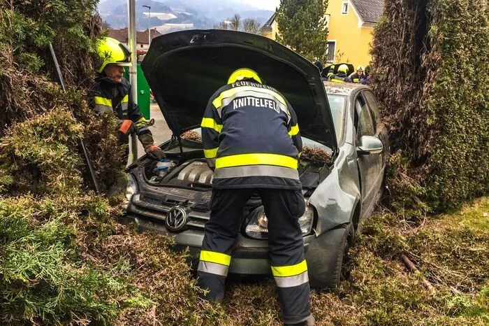 Wenige Minuten nach der Alarmierung trafen bereits Feuerwehr, Rotes Kreuz und die Polizei am Unfallort ein.