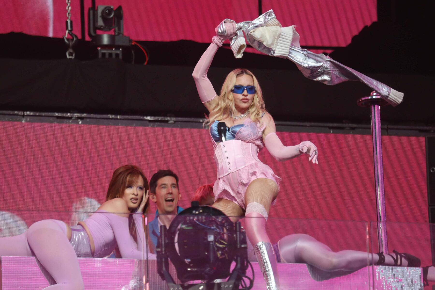 Überraschungsauftritt: Plötzlich steht Madonna am Times Square auf der Bühne