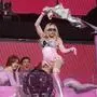 Madonna auf der Bühne in pinkem Outfit mit blauer Sonnenbrille