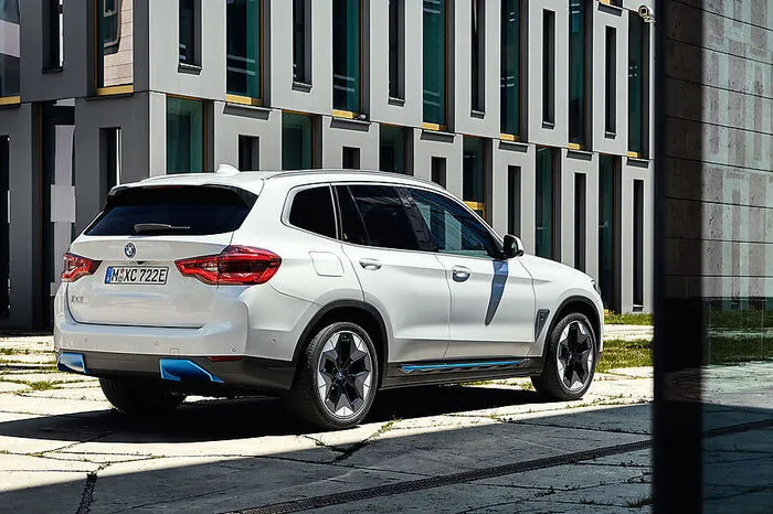 Dafür liegt im Kofferraum der neu entwickelte „Flexible Fast Charger“: Er umfasst ein Ladekabel, das mithilfe von Adaptern für den Anschluss an Haushalts- und Industriesteckdosen genutzt werden kann.