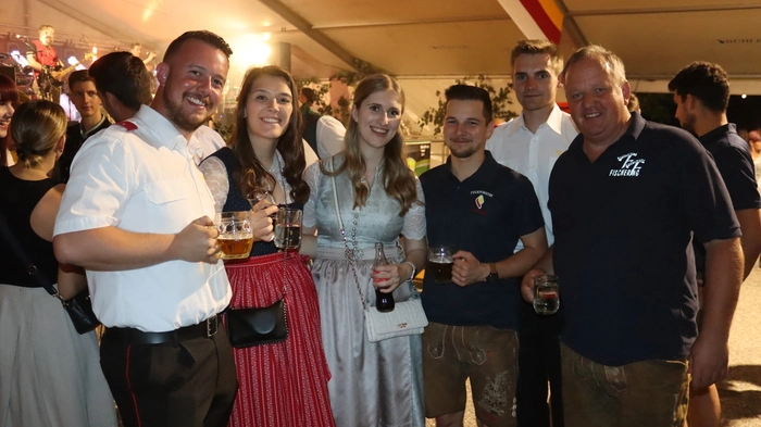 Kommandant Günther Graf (1. v. re.) feierte mit den zahlreichen Gästen ein gelungenes Sommerfest.