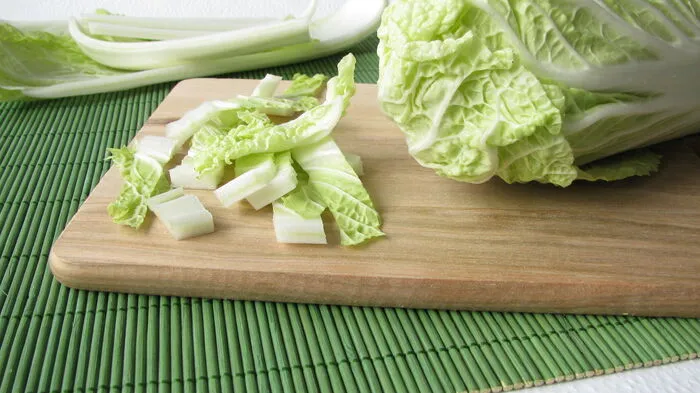 Während Endiviensalat durch das enthaltene Inulin die Verdauung ankurbelt, ist Chinakohl ein besonders milder Vertreter der Kohlsorten. Rezept für Orangendressing: Zutaten: 150 ml Orangensaft, 1 Spritzer Limettensaft, 1 TL Dijonsenf, 1 TL Honig, 100 ml Olivenöl, Salz, Pfeffer Zubereitung: Die Zutaten mit dem Schneebesen emulgieren, mit Salz und Pfeffer abschmecken und den Salat marinieren.