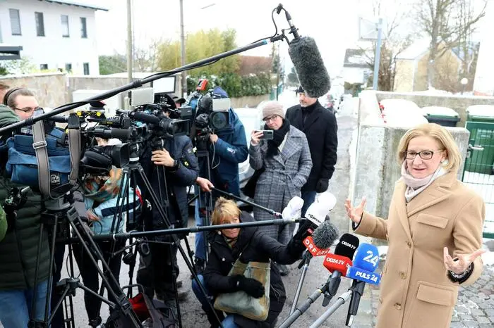 "Dieser Tag kann zum Schicksalstag für Niederösterreich werden", meinte die Landeschefin. Als Wahlziel bekräftigte die ÖVP-Landesparteichefin, die zum zweiten Mal als Spitzenkandidatin antritt, "40 plus".