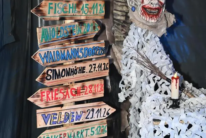Die kunstvollen Masken können auch heute, Sonntag, dem 25. Oktober 2026, noch besichtigt werden.