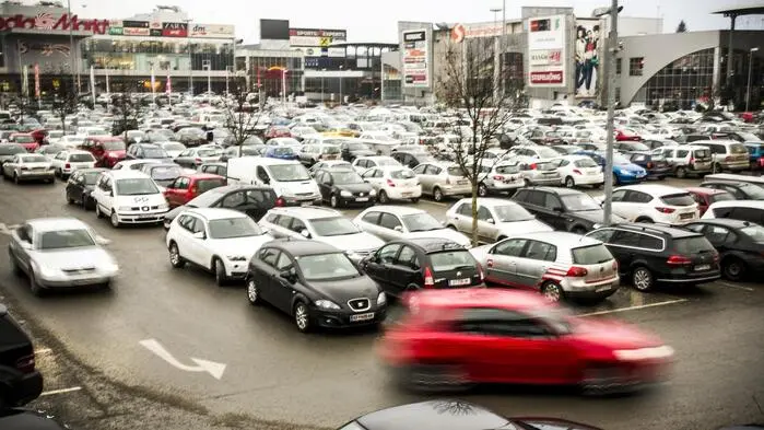Voller Parkplatz bei der Shoppingcity Seiersberg
