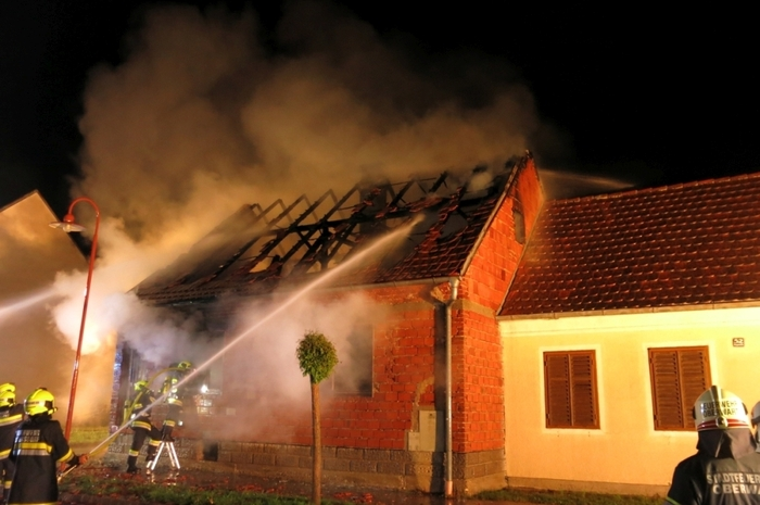 Unachtsamkeit beim Umgang mit Resten von Ofen- oder Zigarettenasche dürfte vermutlich den Brand ausgelöst haben.