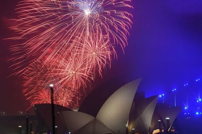 In Sydneys Hafengegend versammelten sich schon Stunden vor dem Feuerwerk Tausende Menschen, um später den besten Blick auf das Riesenfeuerwerk der Stadt zu ergattern.