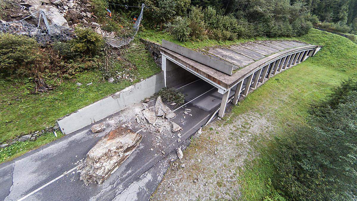 Der Felsen, der auf die Landesstraße donnerte, durchschlug das Steinschlagnetz