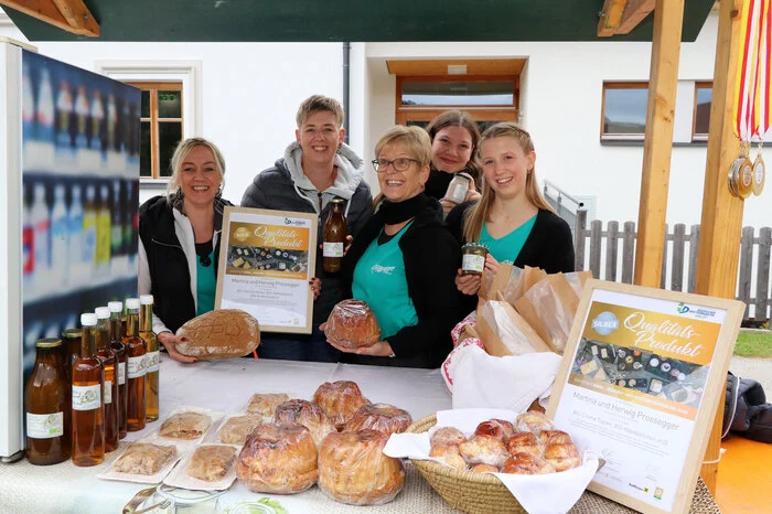 Die prämierte Familie Prossegger vlg. Lipp mit bäuerlichen Produkten aus Milch und Kasreinkalan