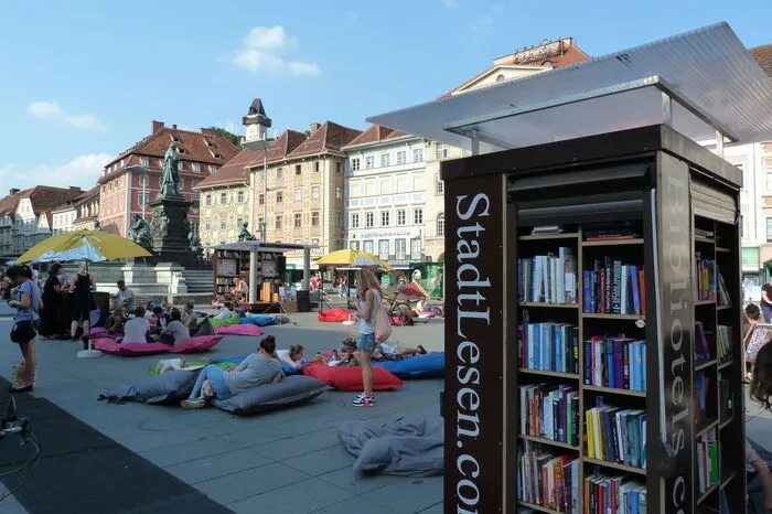 Bei freien Eintritt kann man in über 3000 Büchern schmökern.