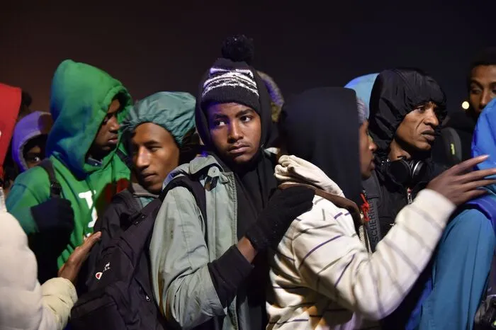 In dem Camp hatten zuletzt etwa 6500 Menschen in Zelten und Hütten gelebt. Sie wollten von dort illegal nach Großbritannien gelangen.