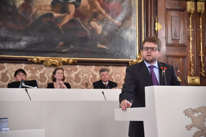 SP-Klubchef Hannes Schwarz warf FP-Meißl "die völlige Ahnungslosigkeit" vor. Anders als der Bund habe man in der Steiermark "einen Plan, um die Gesundheitsversorgung in eine gute Zukunft zu führen". Zwist in der Koalition? Fehlanzeige. Tatsache und beschlossen sei: ein Leitspital in Liezen und neue Gesundheitszentren. Der "vernünftigste Standort" werde von Drexler erst noch vorgeschlagen.