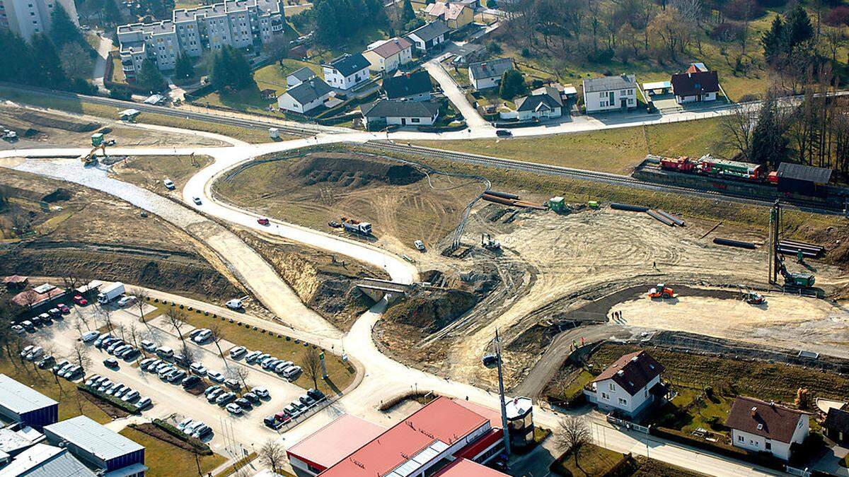 Aus der Luft sieht man den Baufortschritt schon gut. Der Kreisverkehr auf Höhe Krankenhaus wird noch fünf Meter in die Tiefe gegraben