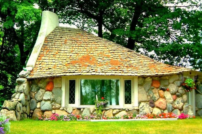Wie der kleine Hobbit schlafen.Im Hobbit-Haus in Charlevoix im US-Bundesstaat Michigan fühlen sich Fans der „Der Herr der Ringe“-Saga wie waschechte Hobbits im Auenland. In der Nähe der Unterkunft warten auf Wasserratten ein See und ein Staatspark auf erkundungsfreudige Wanderer und Naturliebhaber. Sie bietet Platz für sechs Personen und ist ab 192 Euro pro Nacht buchbar.