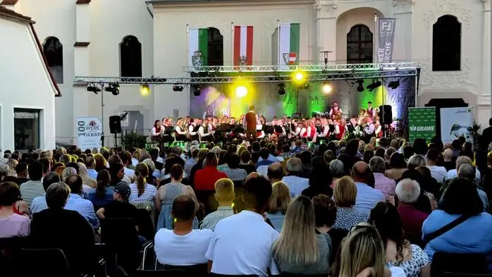 Auf einem „ausverkauften“ Fürstenfelder Augustinerplatz feierte das Jugendblasorchester des Blasmusikbezirkes Fürstenfeld sein erstes klanggewaltiges „Open Air Event“.