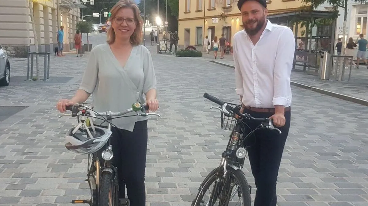Gräfling und Gewessler samt Rädern beim Gespräch in Villach