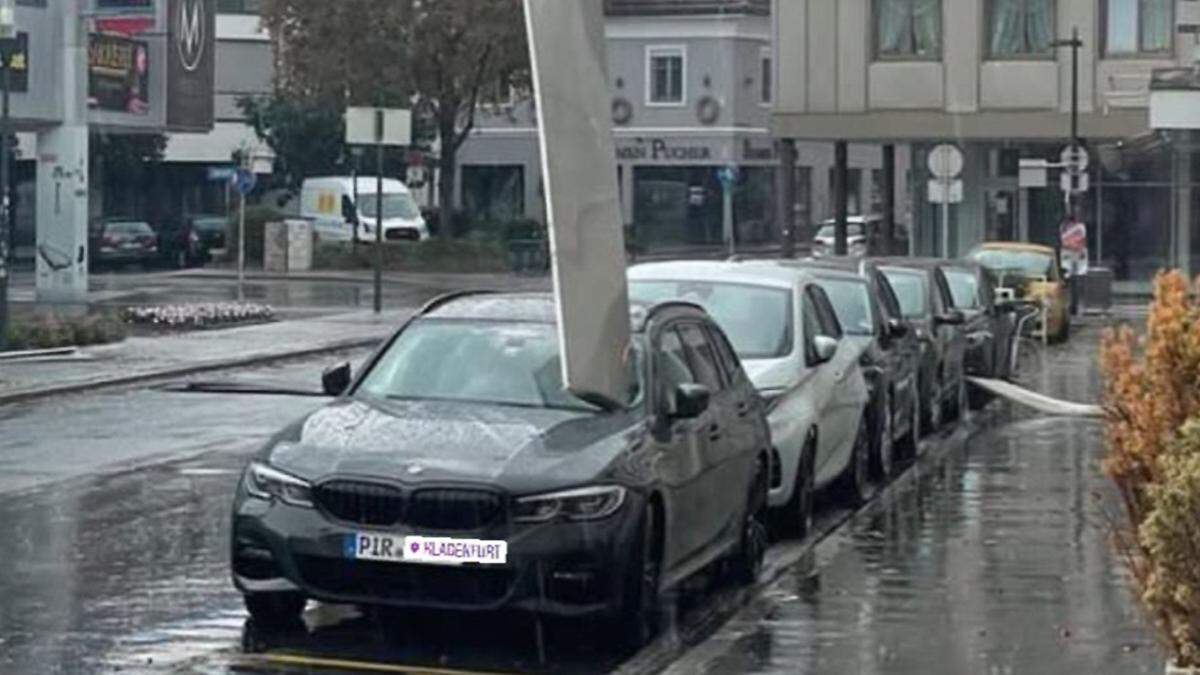 Beim bislang letzten Unwetter bohrte sich eine Dachplatte in ein in Klagenfurt parkendes Auto