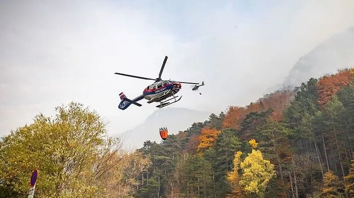 Zwei Polizeihubschrauber im Löscheinsatz