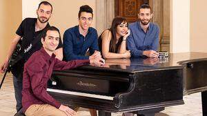 Die fünf jungen Syrer Julian, Fadi, Bshara, Alexandra und Rodi als Ensemble „Crossroad“ in Seckau. Die Liebe zur Musik hilft ihnen über das Trauma ihrer Flucht hinweg 