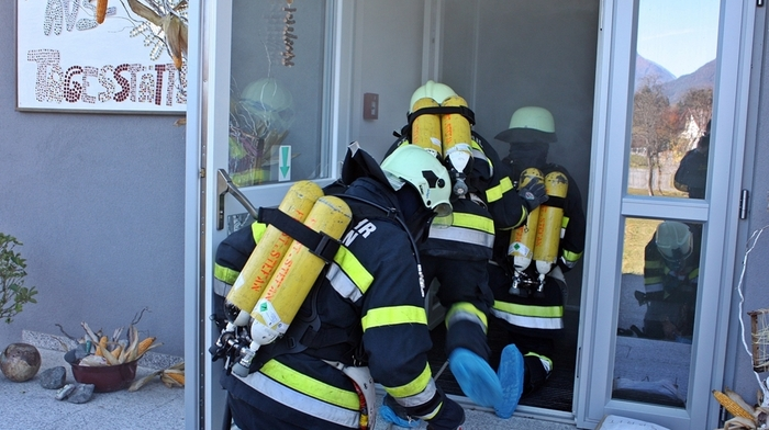17 Feuerwehren übten für den Ernstfall. Die Übungsannahme war eine Fettexplosion in der AVS-Tagesstätte in St. Stefan im Gailtal.