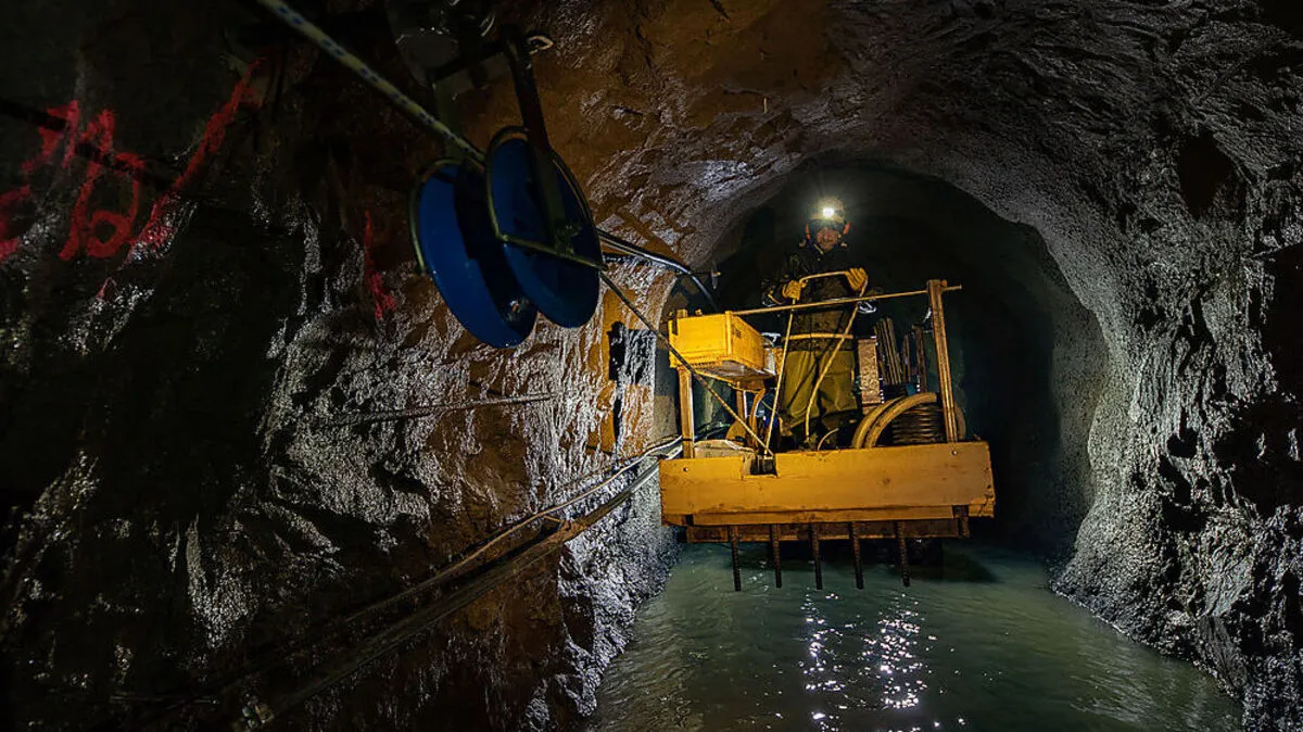 Mit der Maschine wird das 2500 Meter lange Kabel langsam durch den Stollen gezogen