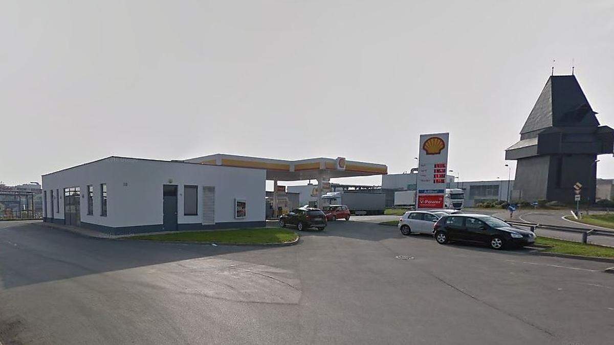 Die Täter schlugen kurz nach Mitternacht bei der Shell-Tankstelle zu