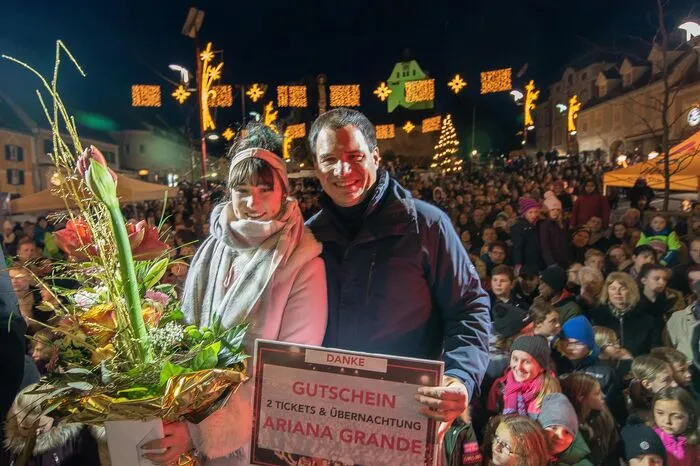 Schickhofer schenkte Jessica einen Gutschein für ein Ariana Grande-Konzert und verkündete, dass Schaffler zwar leider in Deutschland nicht den ersten Preis bekam, dafür aber "The Voice of Styria" sei.