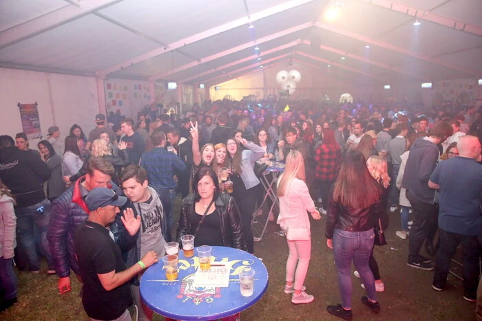 Hunderte Partytiger waren am Samstagabend auf die Ziegeleiwiese nahe Goggerwenig gepilgert, um bei diesem Event dabei zu sein. 