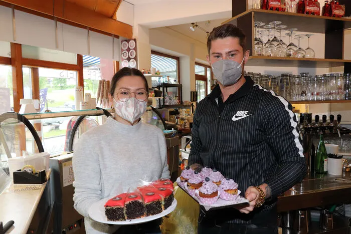 Vom Cafe CANDIS von Links: Valentina Krall mit der Ossiacher Torte und Manuel Krall mit den Heidelbeer Cupcaks.