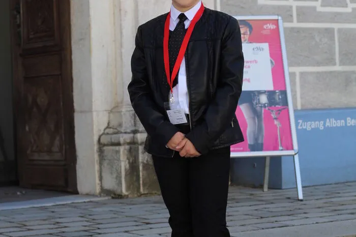 Jonas Glanzer (9) hat schon als Kind auf Mamas Küchenutensilien getrommelt. „Er war immer im Rhythmus“, erinnert sich sein Vater schmunzelnd. Mit fünf Jahren besuchte der Fresacher erstmals Schlagzeugunterricht in der Musikschule Feistritz. Seither nimmt er dort mindestens ein Mal pro Woche Unterricht. Er tanzt und singt für sein Leben gern.