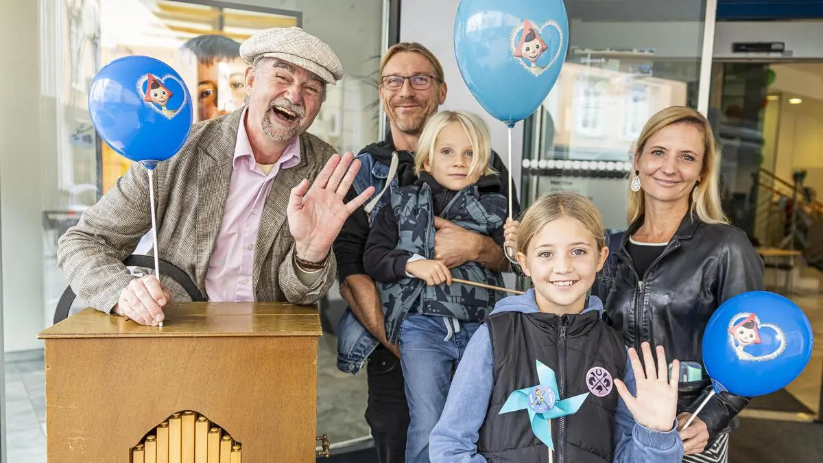 Drehorgelspieler „Mr Passepartout“ mit Severin und Helena und ihren Eltern Marcus Ursejš und Eva Zems