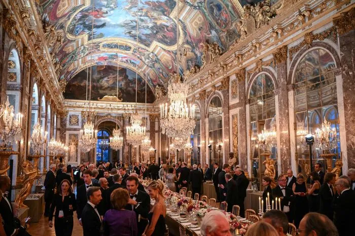 Der Elysée-Palast betonte, dass das feierliche Bankett in Versailles eine Hommage an die vor einem Jahr verstorbene Königin Elizabeth II. sei, die 1957 ebenfalls in Versailles zum Staatsbankett geladen war.