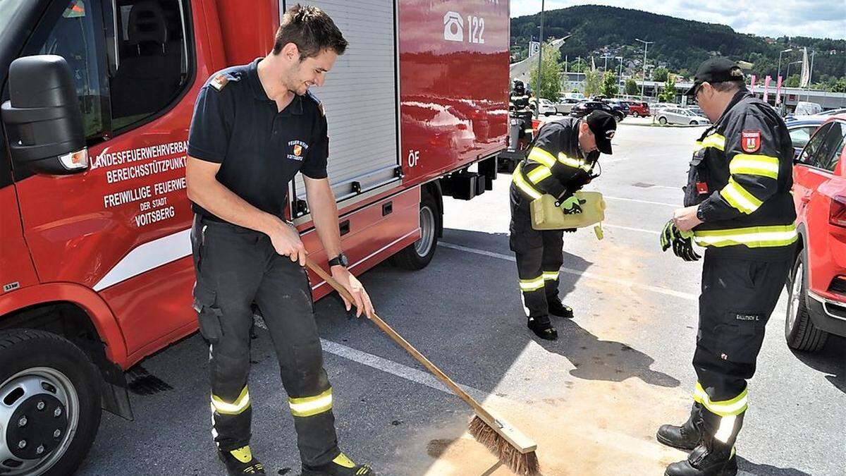 Die Freiwillige Feuerwehr beseitigte das Öl