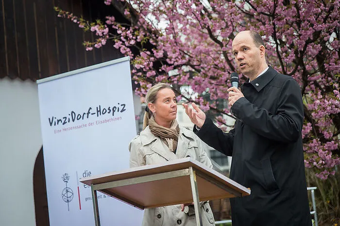 Initiiert wurde das Vinzihospiz von den Elisabethinen Graz zu ihrem 325-Jahr-Jubiläum. Im Hospiz stehen zwei Betten  bereit. Christian Lagger, Geschäftsführer des Krankenhauses der Elisabethinen bei der Eröffnung: "Die Gästeliste zeigt, wie groß die Unterstützung für das Projekt war."