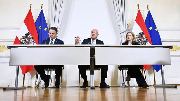 Vizekanzler Andreas Babler (SPÖ), Bundeskanzler Christian Stocker (ÖVP) und Außenministerin Beate Meinl-Reisinger (Neos)