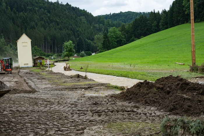 Inzwischen konnte die Lage von den Einsatzkräften jedoch weitgehend unter Kontrolle gebracht werden
