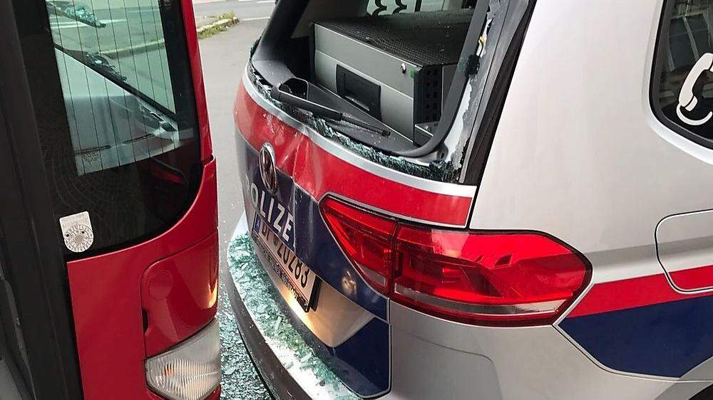 Die Heckscheibe des Polizeiautos wurde total beschädigt